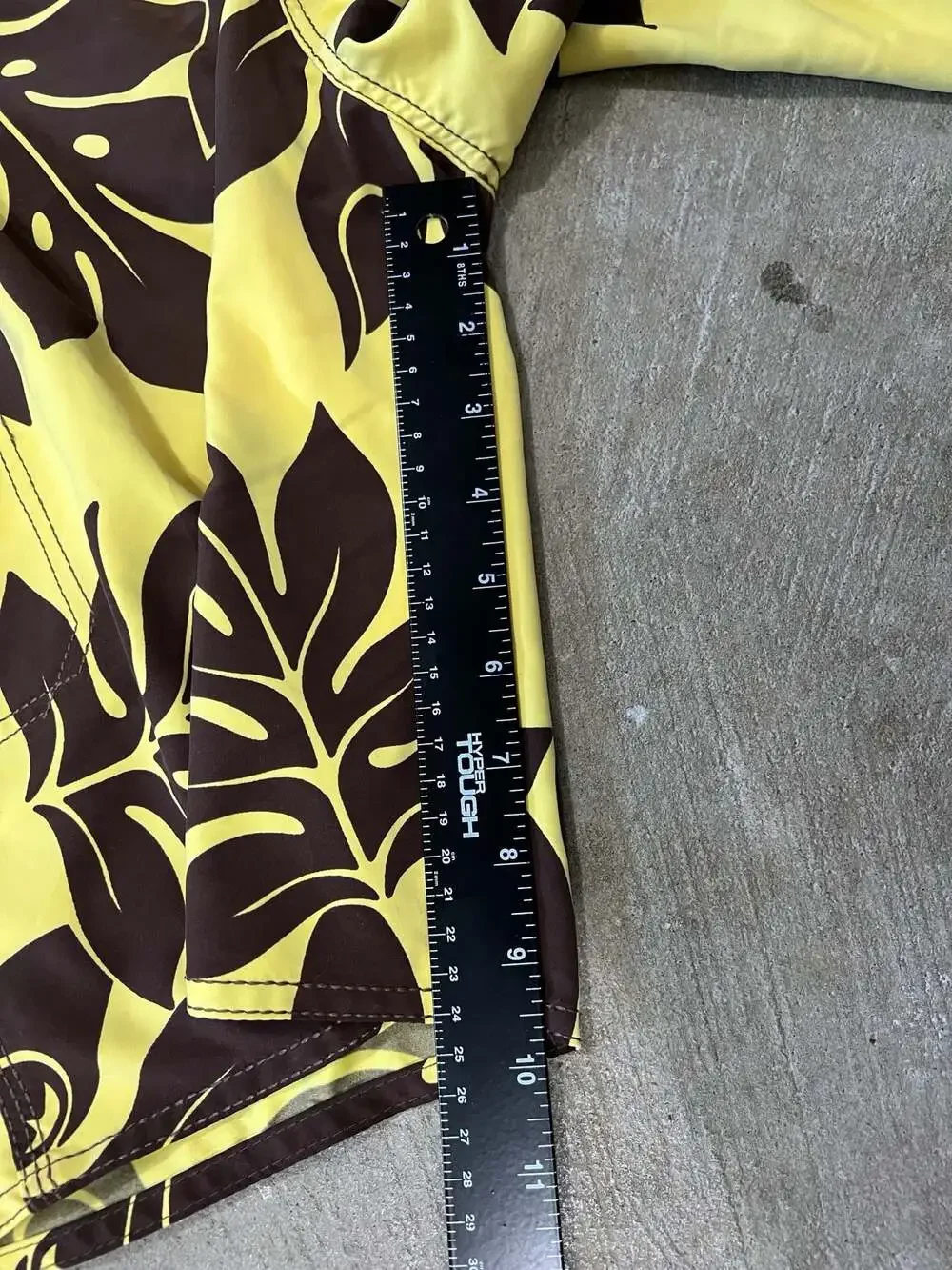Y2K vintage Quiksilver Men's yellow Hawaiian Boardriding Floral Board Shorts 32”
